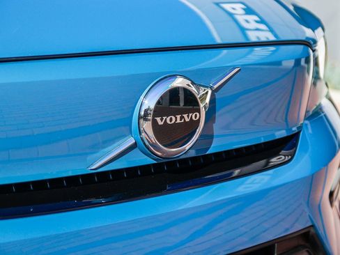 Used 2023 Volvo XC40 Recharge Core image 12