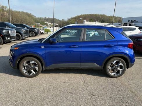 Used 2023 Hyundai Venue SEL FWD image 2