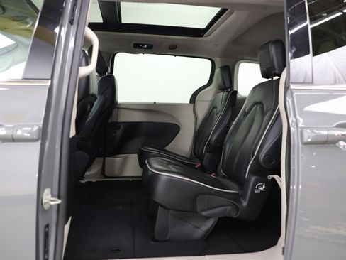Used 2023 Chrysler Pacifica Limited FWD image 21