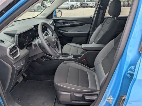 Used 2025 Chevrolet TrailBlazer LT AWD/4WD image 2