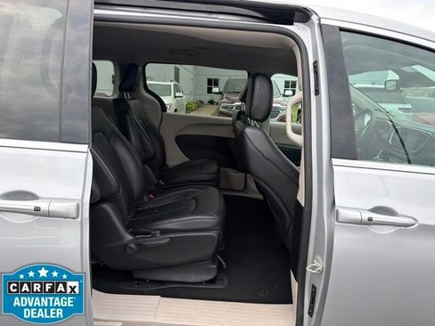 Used 2024 Chrysler Pacifica Limited FWD image 13
