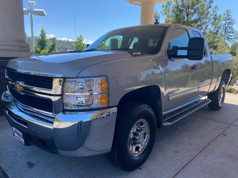 Used 2009 Chevrolet Silverado 2500 LT AWD/4WD image 2
