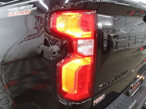 Used 2021 Chevrolet Silverado 1500 LT Trail Boss w/ Convenience Package II AWD/4WD image 12