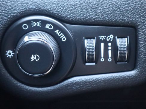 Used 2016 Jeep Cherokee Latitude AWD/4WD image 28
