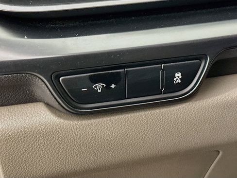 Used 2025 Kia Carnival FWD image 17