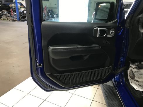 Used 2018 Jeep Wrangler Unlimited Sahara AWD/4WD image 7
