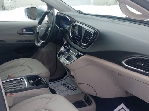 Used 2018 Chrysler Pacifica Touring-L Plus w/ Tire & Wheel Group image 14