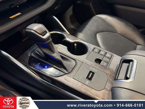 Used 2023 Toyota Highlander Limited image 18