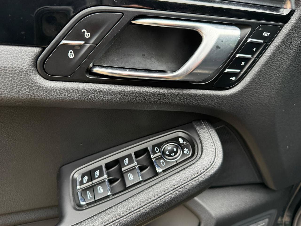 Used 2018 Porsche Macan AWD/4WD image 13