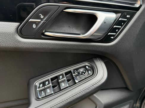 Used 2018 Porsche Macan AWD/4WD image 13