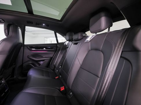 New 2025 Porsche Macan Electric image 25