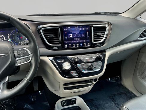 Used 2018 Chrysler Pacifica Touring-L Plus FWD image 9