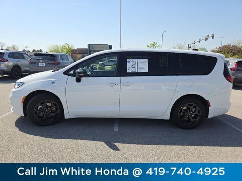 Used 2024 Chrysler Pacifica Limited FWD image 13