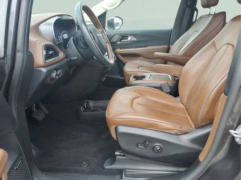 Used 2019 Chrysler Pacifica Limited w/ Advanced Safetytec Group FWD image 20