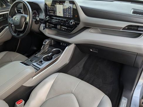 Used 2022 Toyota Highlander Limited image 35