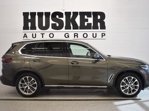 Used 2021 BMW X5 xDrive40i w/ Premium Package AWD/4WD image 2