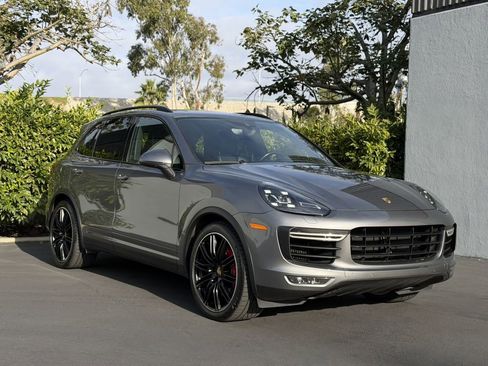 Used 2017 Porsche Cayenne Turbo image 3