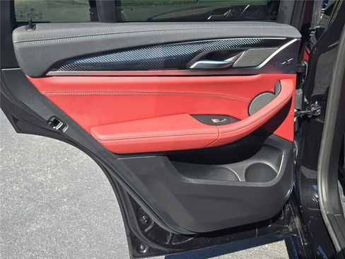 Certified 2024 BMW X4 M40i w/ Premium Package image 9