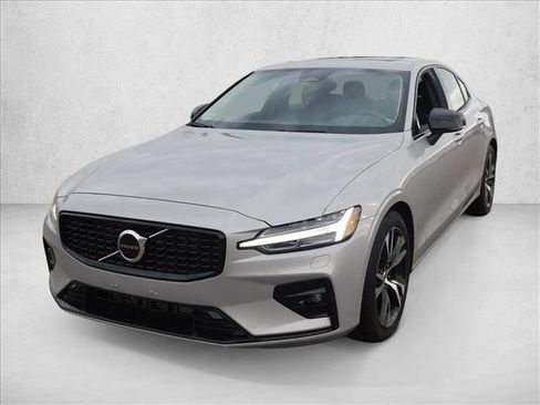 Used 2025 Volvo S60 B5 Core FWD image 2