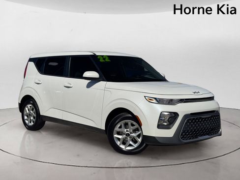 Used 2022 Kia Soul LX w/ Technology Package FWD image 2