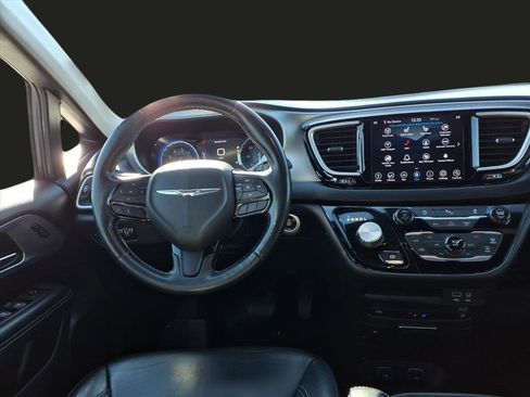 Used 2020 Chrysler Pacifica Touring-L Plus w/ S Appearance Package image 3