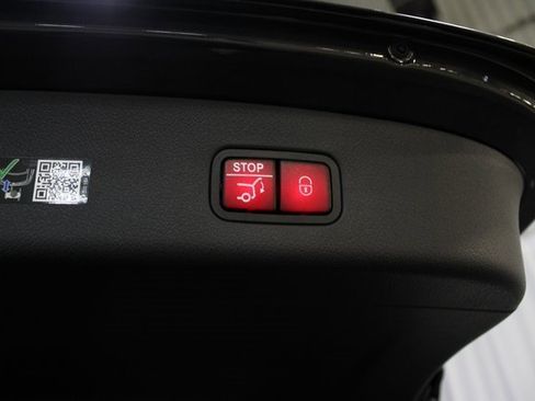 New 2025 Mercedes-Benz GLC 350e GLC 350e image 8