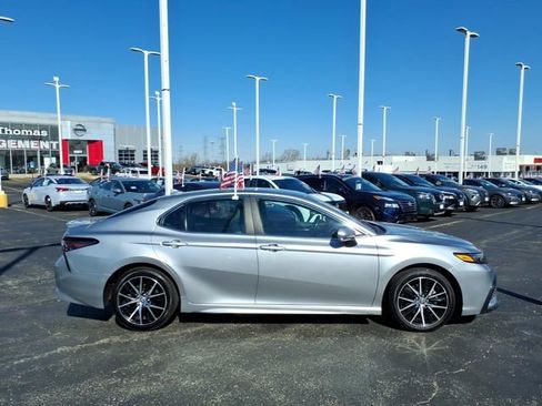 Used 2024 Toyota Camry SE w/ Convenience Package image 2