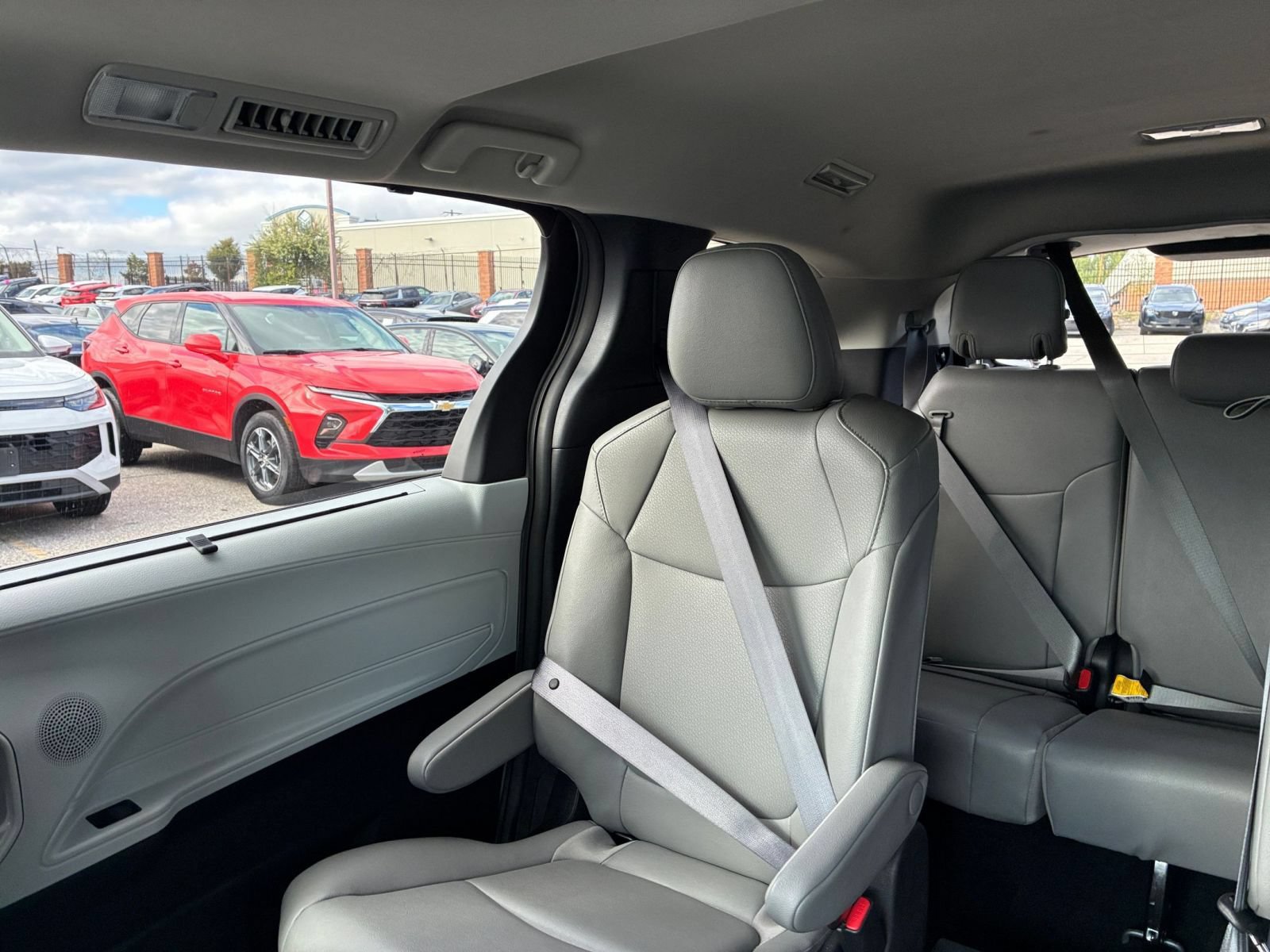 Used 2025 Toyota Sienna XLE FWD image 35