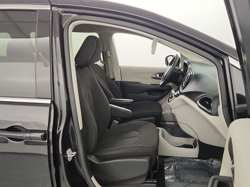 Used 2023 Chrysler Voyager LX FWD image 28