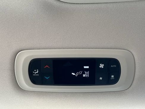 Used 2024 Chrysler Pacifica Touring-L AWD/4WD image 36