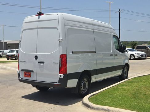 Used 2025 Mercedes-Benz Sprinter 2500 image 8