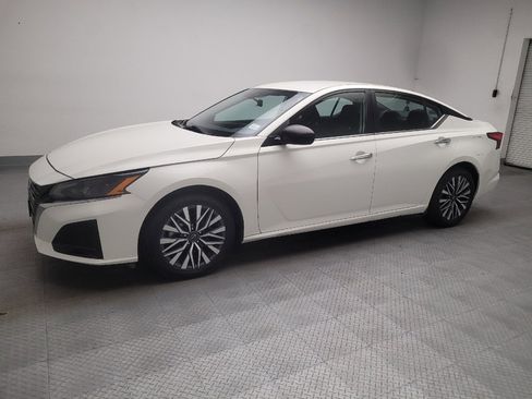 Used 2025 Nissan Altima 2.5 SV FWD image 2