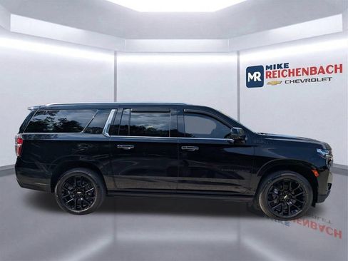 Used 2023 Chevrolet Suburban High Country w/ Premium Package 2 AWD/4WD image 3