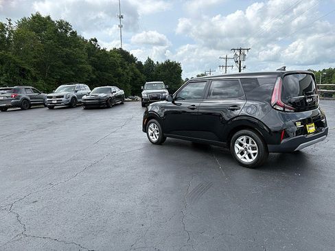 Used 2024 Kia Soul LX w/ Option Group 015 FWD image 2
