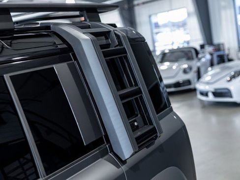 Used 2025 Land Rover Defender 110 image 13