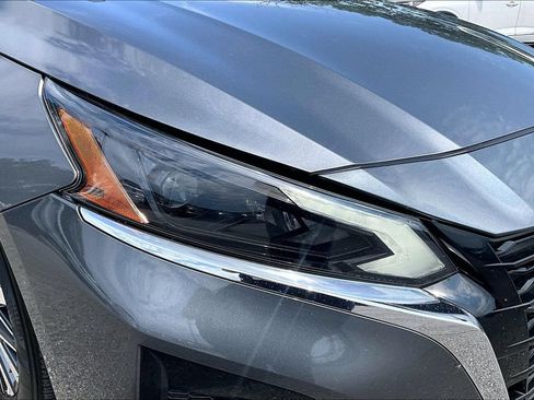 Used 2025 Nissan Altima 2.5 SV FWD image 38
