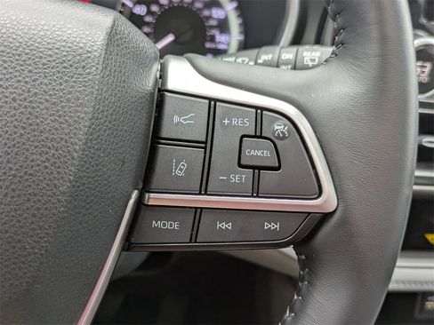 Used 2023 Toyota Highlander XLE image 22