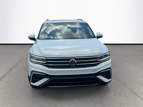 Used 2022 Volkswagen Tiguan SE w/ Panoramic Sunroof Package FWD image 2