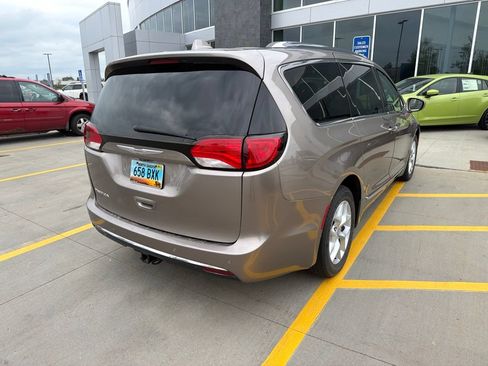 Used 2017 Chrysler Pacifica Touring-L Plus FWD image 2