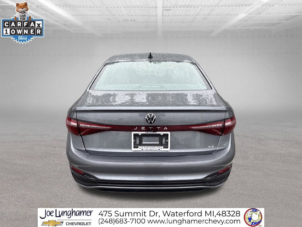 Used 2025 Volkswagen Jetta SE FWD image 4
