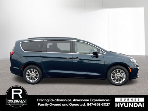 Used 2022 Chrysler Pacifica Touring-L image 10