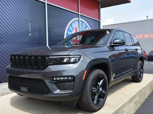 Used 2025 Jeep Grand Cherokee Limited w/ Black Appearance Package image 21