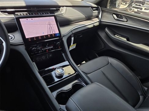 New 2025 Jeep Grand Cherokee Limited image 17