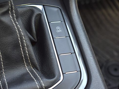 Used 2022 Volkswagen Tiguan SE AWD/4WD image 32
