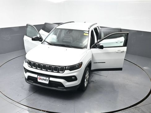 Used 2024 Jeep Compass Latitude AWD/4WD image 59