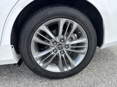 Used 2016 Toyota Camry SE w/ Moonroof Package FWD image 19