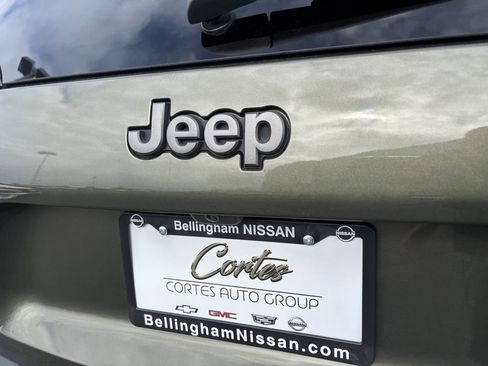 Used 2021 Jeep Cherokee Trailhawk w/ Technology Group AWD/4WD image 10