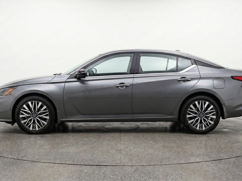 Used 2025 Nissan Altima 2.5 SV FWD image 5