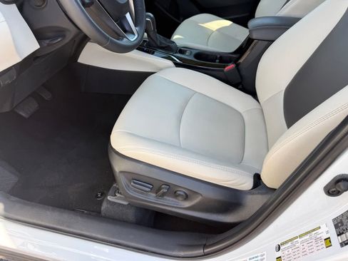 Used 2023 Toyota Corolla Cross XLE AWD/4WD image 11