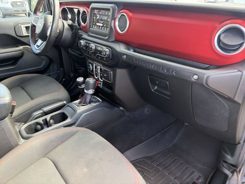 Used 2021 Jeep Wrangler Unlimited Rubicon w/ Cold Weather Group AWD/4WD image 32